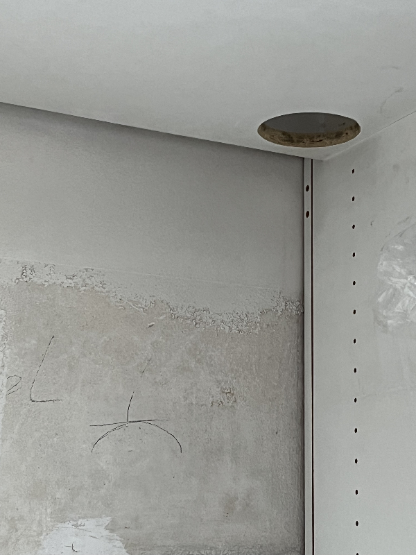 ændring af ledningsudtag til stik og flytning af stikudtag fra bund af skab til toppen