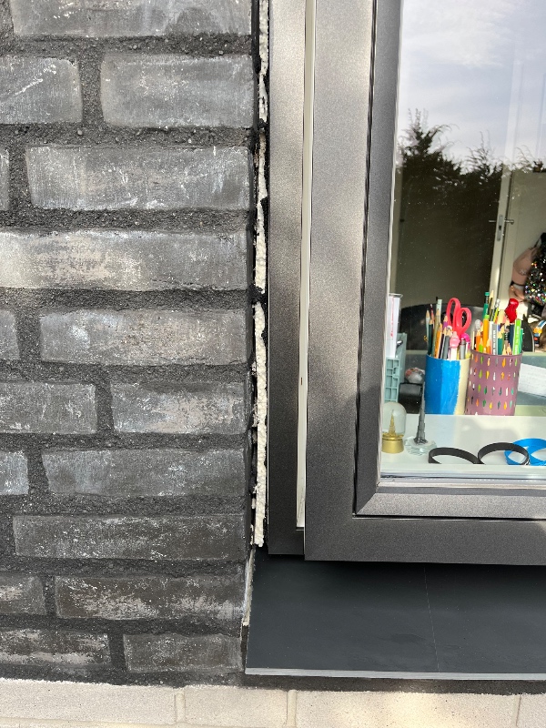 Fugning omkring vinduer/ dør er med siliconefuge sort/ grå