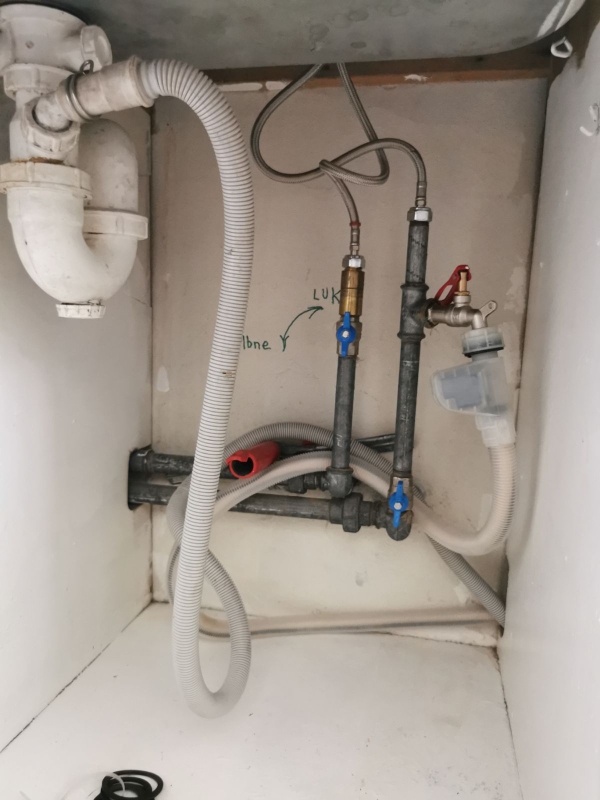 Installation af spulehane under vask i køkken