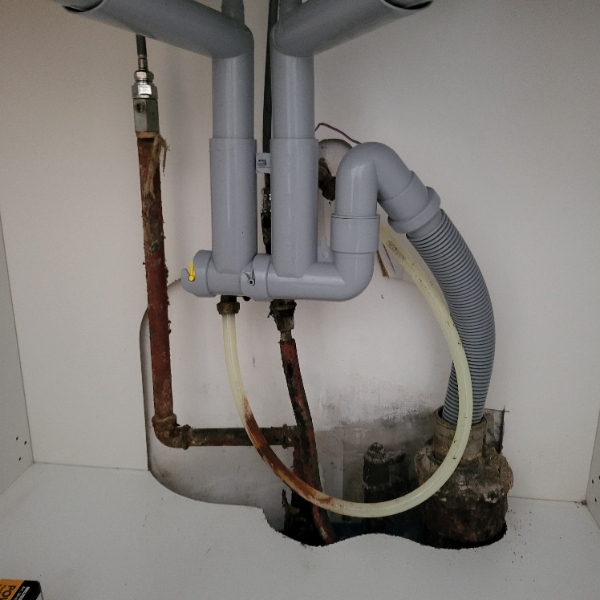 Tilslutning af opvaskemaskine + amerikaner køleskab vand og is.