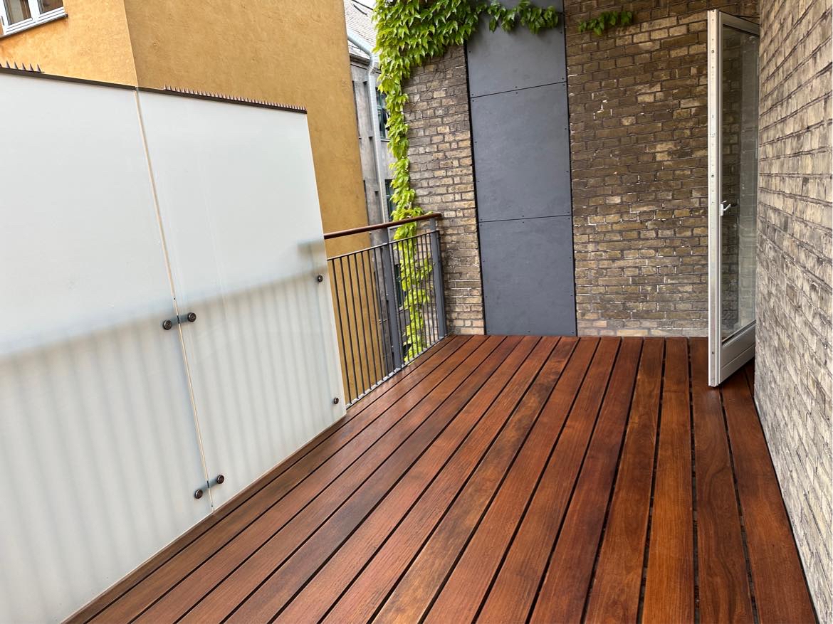 Slibning og oliering af træaltaner