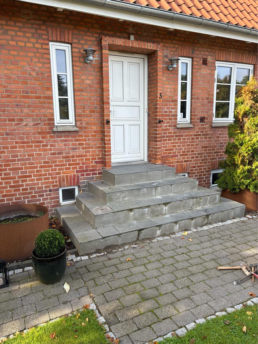 Reparation af muret trappe til hus