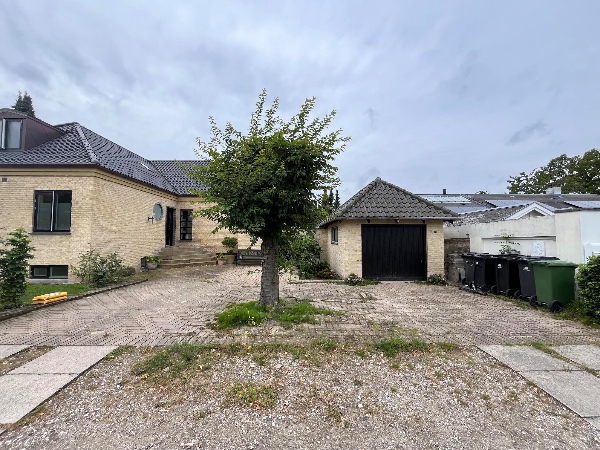 Bortskaffelse af fliser/belægning i indkørsel