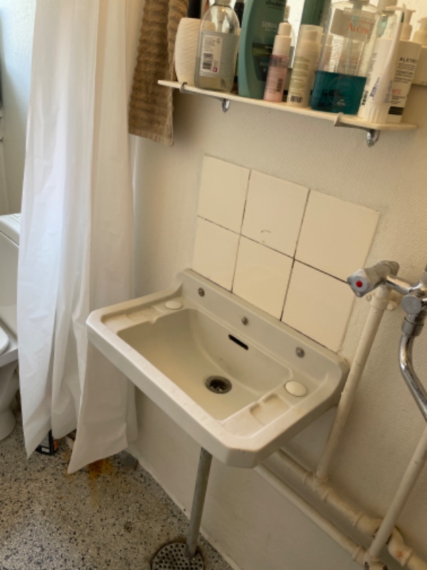 Montering af ny vask i badeværelse