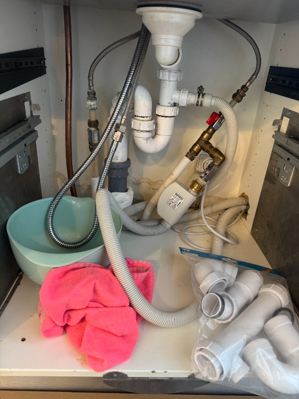 Skift af køkkenvandhane, og en ballofix og tætn afløb