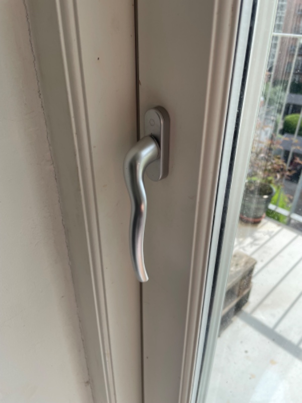 Min altandør har svært ved at lukke og håndtaget sidder løst