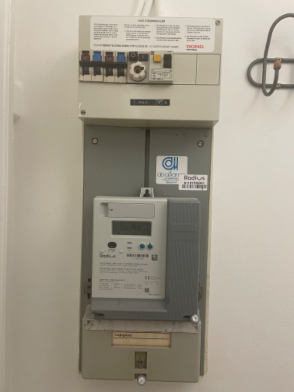 Ny el-tavle. Cirka 8 Nye stikkontakte.