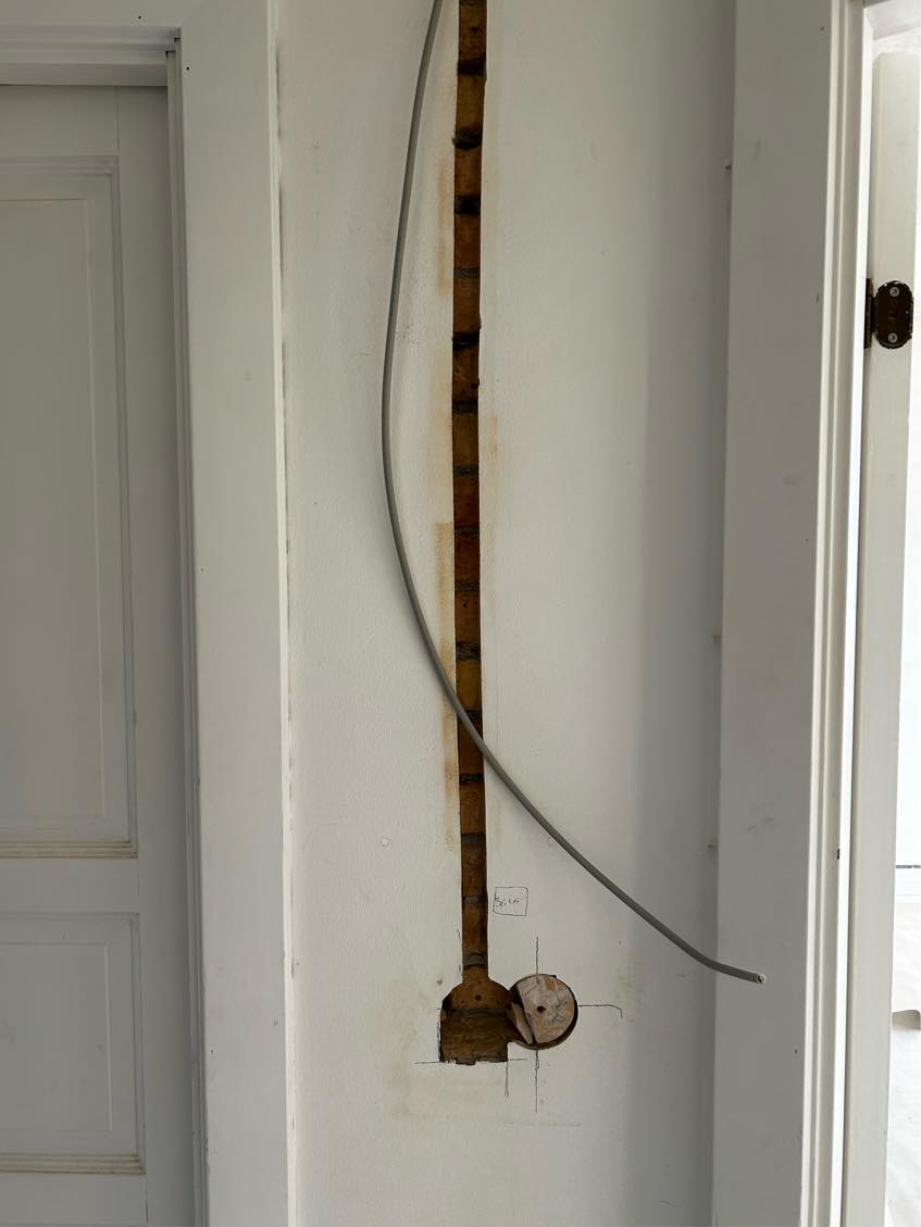 Murer til at lukke huller som er rillet ind i væggen