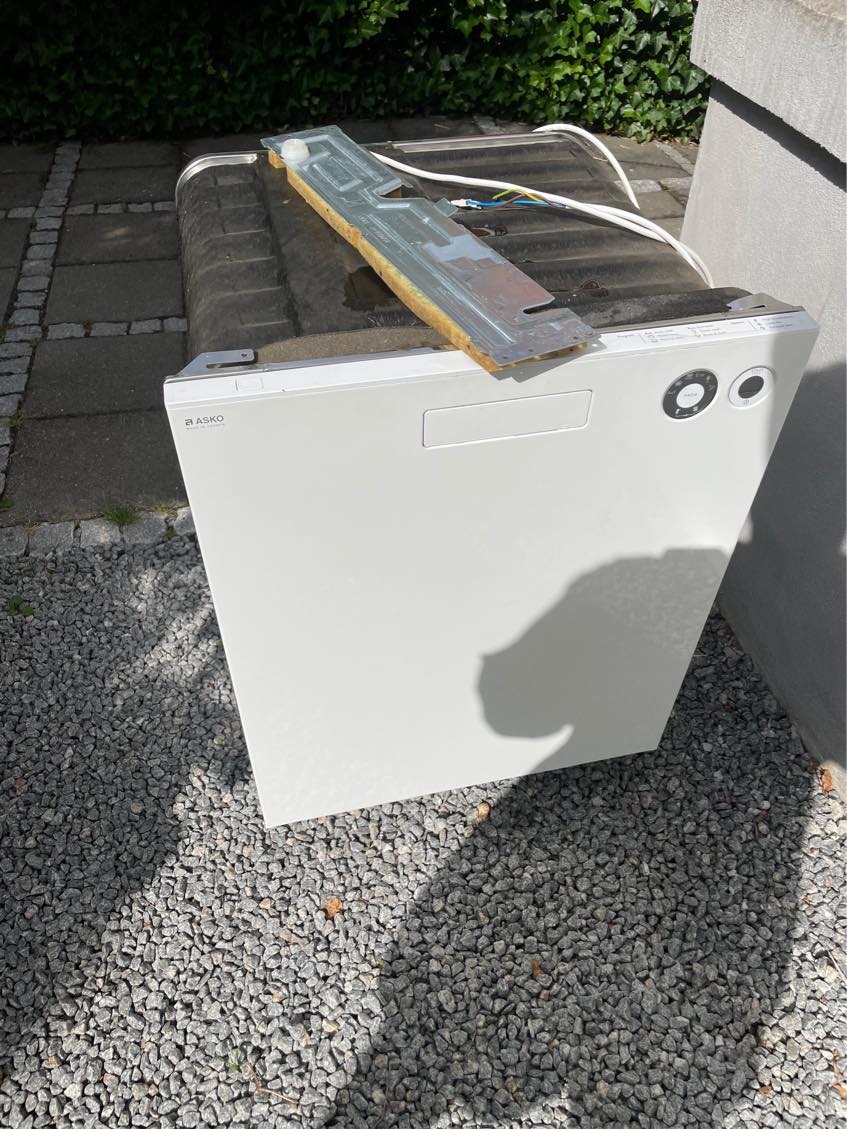 Afhentning af opvaskine og 1 pose med haveaffald