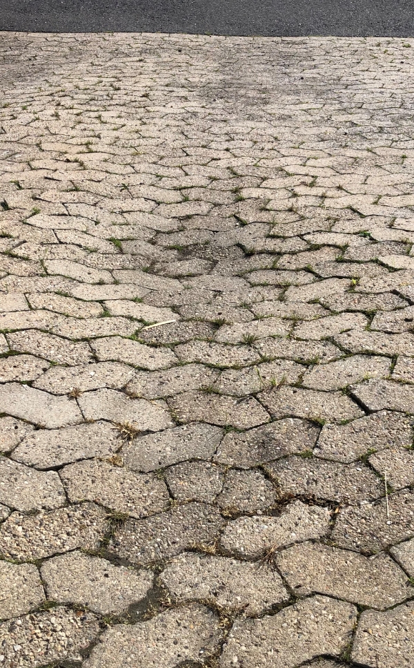 Omlægning af sunkne/skæve fliser i carporten (lunke). Ca. 5-6 m2.