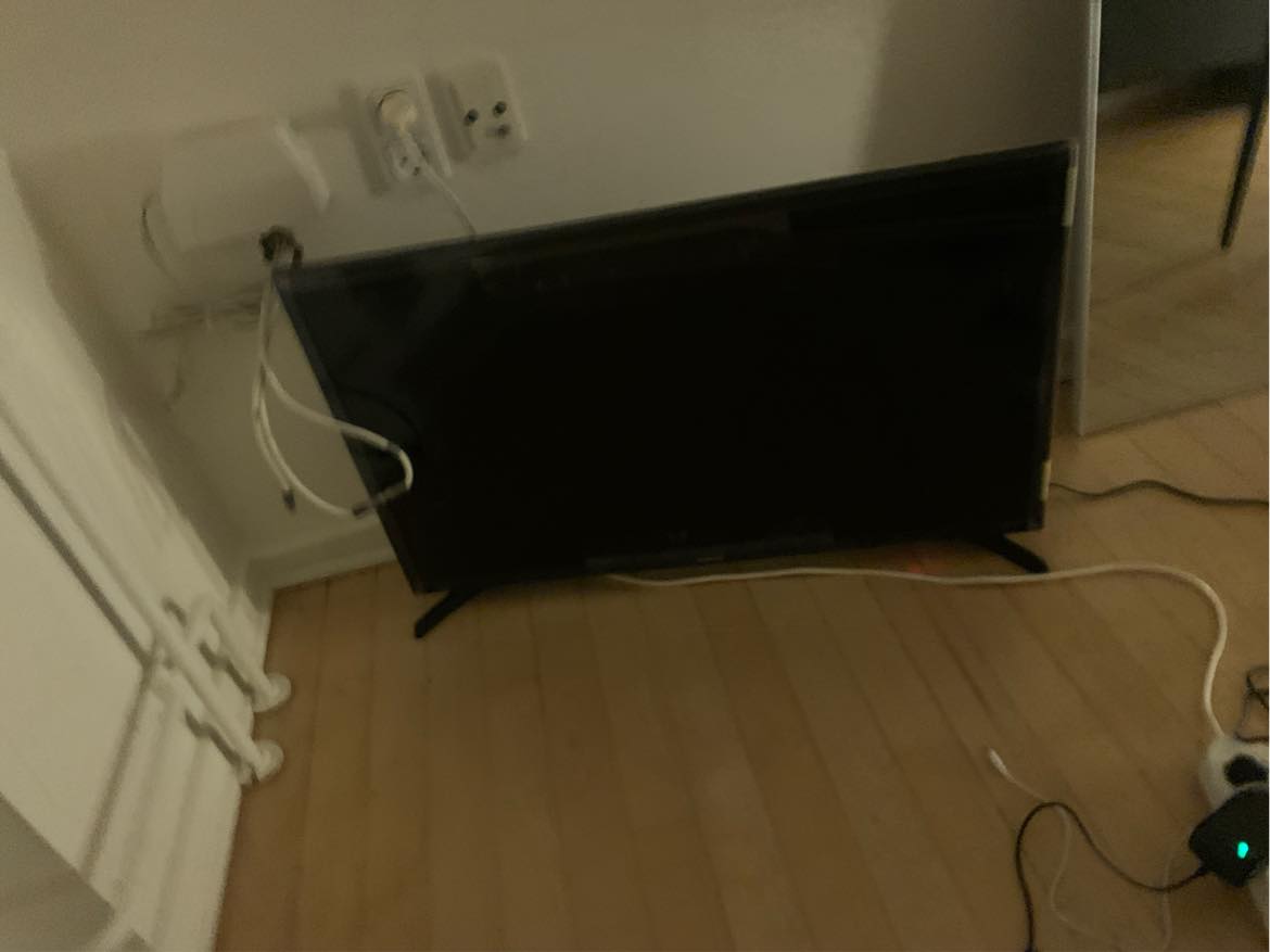 Ophæng af Spejl, tv og gardin. Samling af konsolbord. 