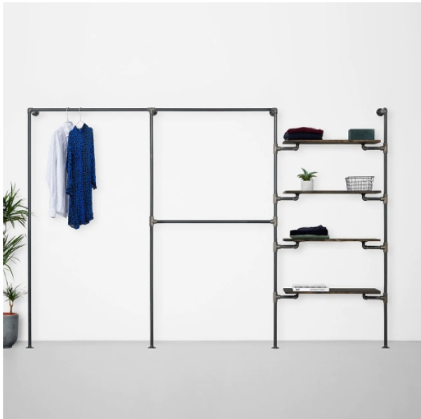 Ophæng af garderobe samt fastsættelse af hylder