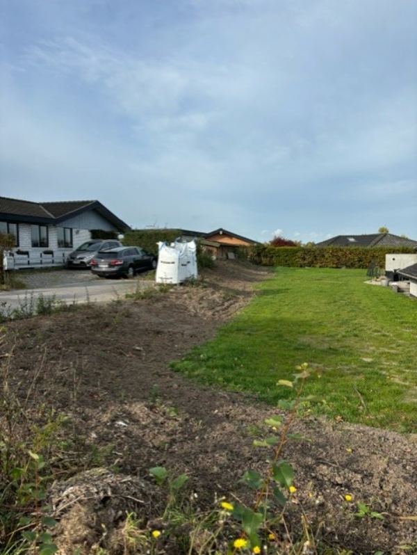 Panering af jord, såning af græs, lille belægningsopgave, samt plantning af hæk