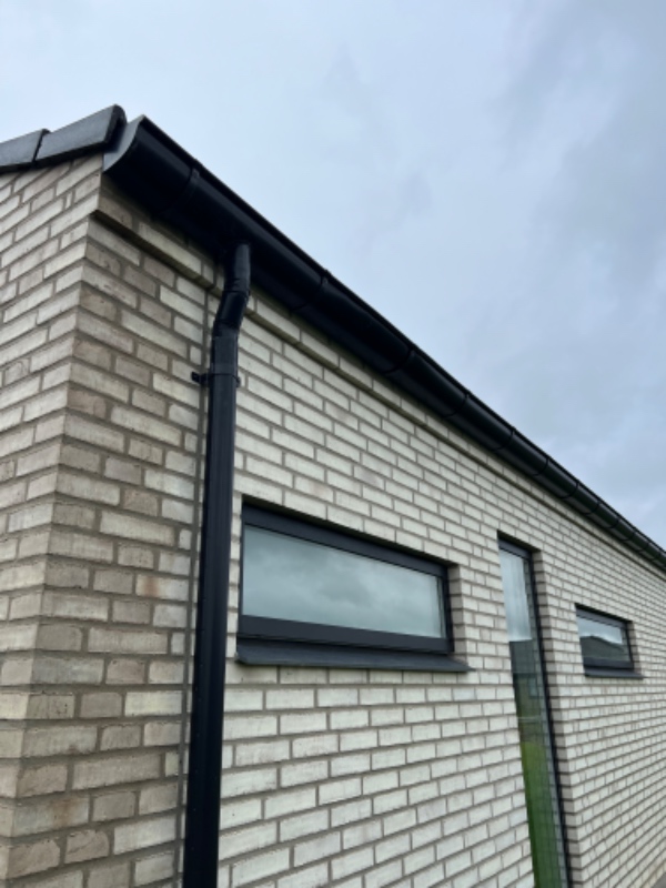 Udskiftning af 1 stk sort alu-tagrende