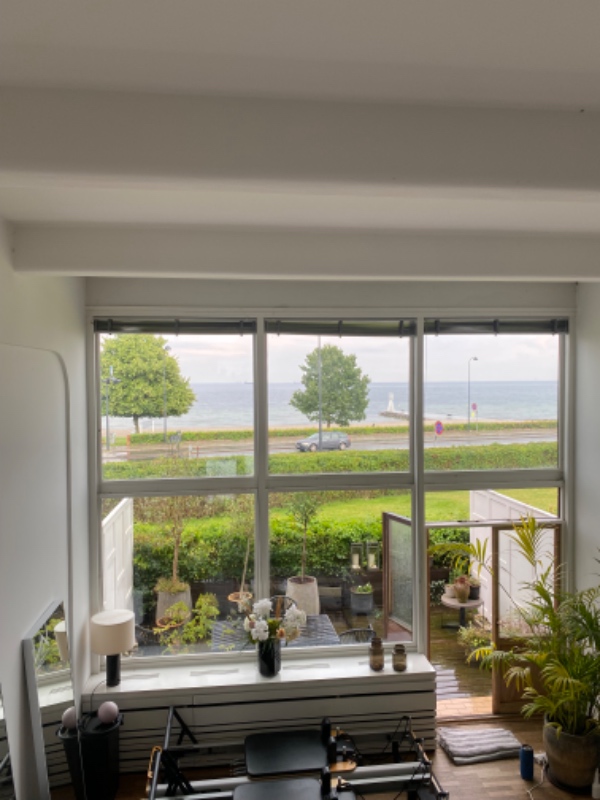 Rengøring af stue med meget højt til loft samt høje vindueskarme. Ønsker også at loft hjørnerne rengøres.