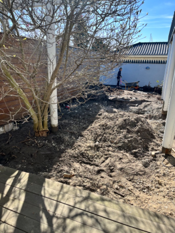 Bortskaffe store mænger affald efter fjernet terrasse og bed (sten, beton, jord, grus, rødder, træ)