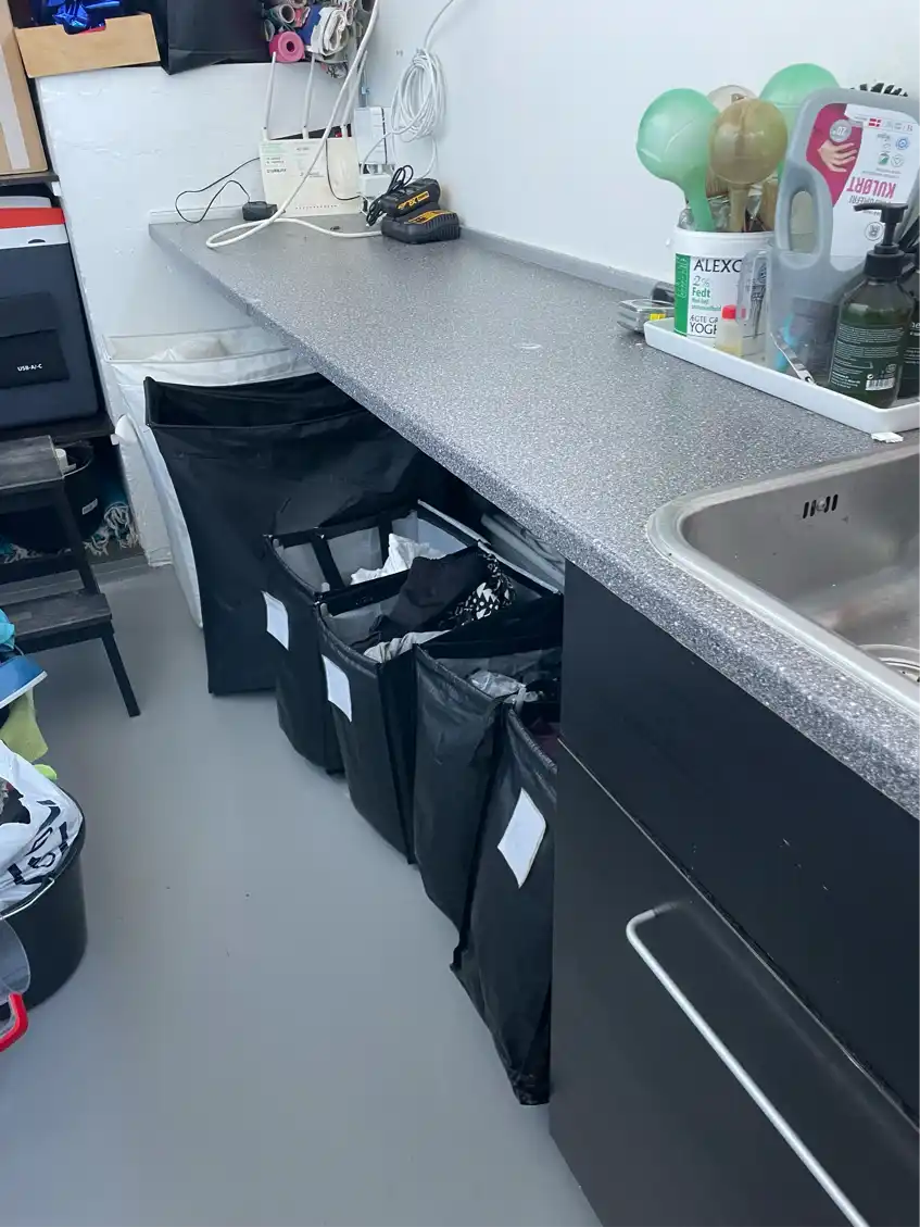 Forkortet og rykket bord med vask til at lave plads til at flytte vaskemaskine