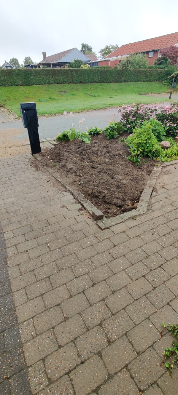 Lagt sand, afrettet og lagt ca 45 herregårds sten