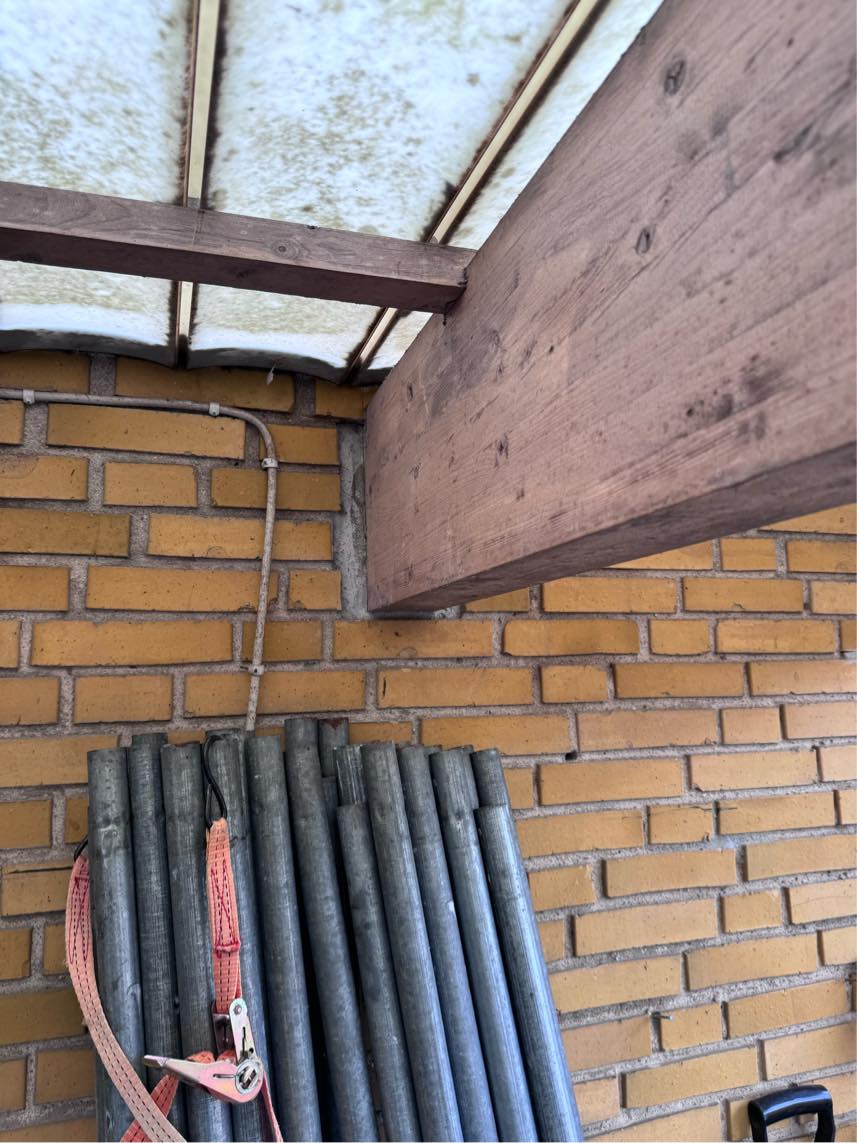 Nedrivning af carport og fjernelse af affald