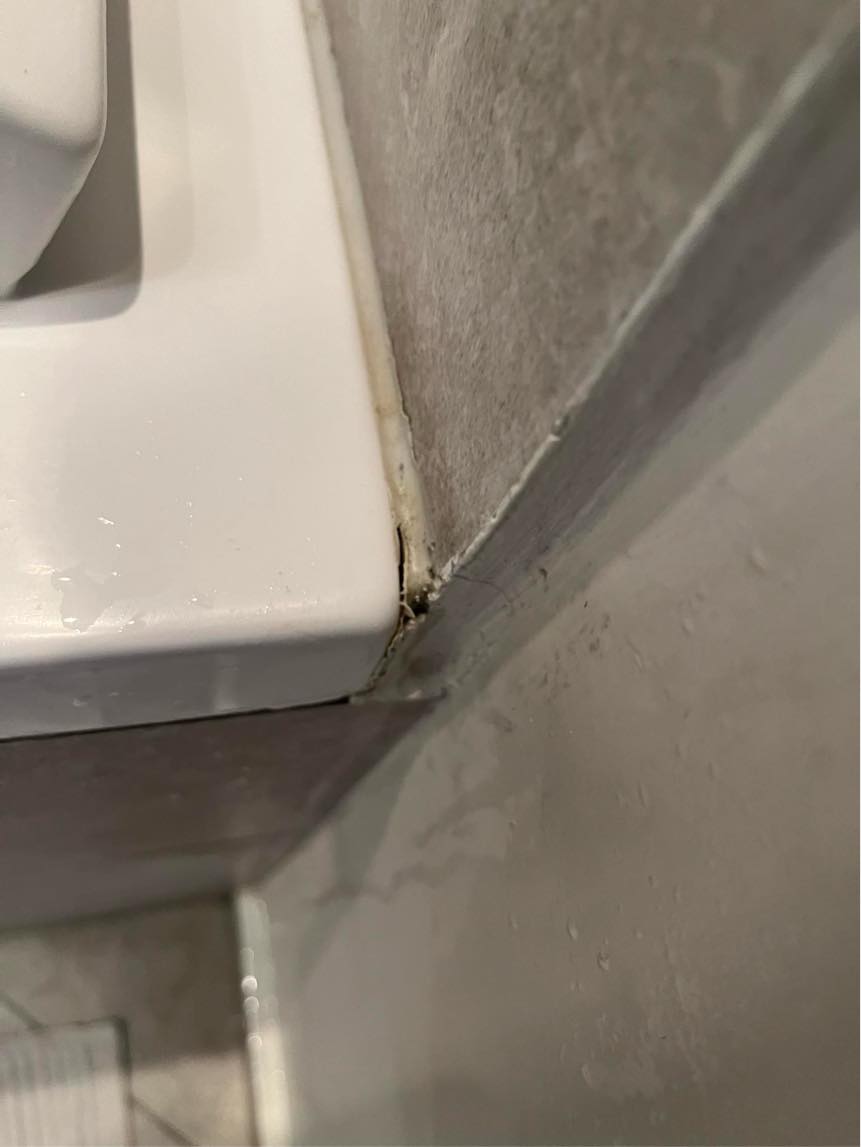 Skiftet fuge langs badekar