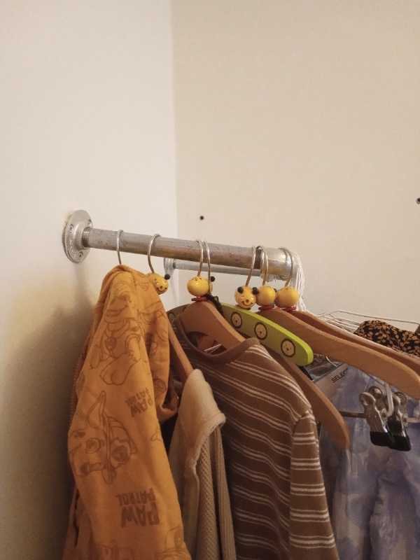 Ophæng af garderobestang + ret en anden