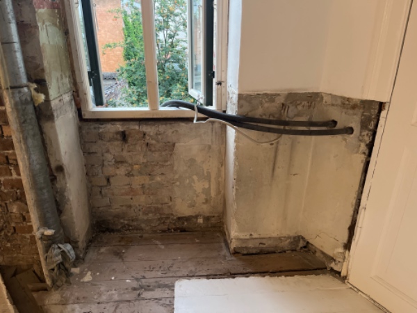 Pudsning af lille stykke mur og loft