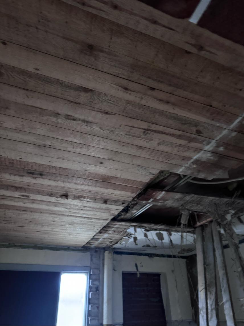 Fjerne loft i 2 rum og bortskaffe affald