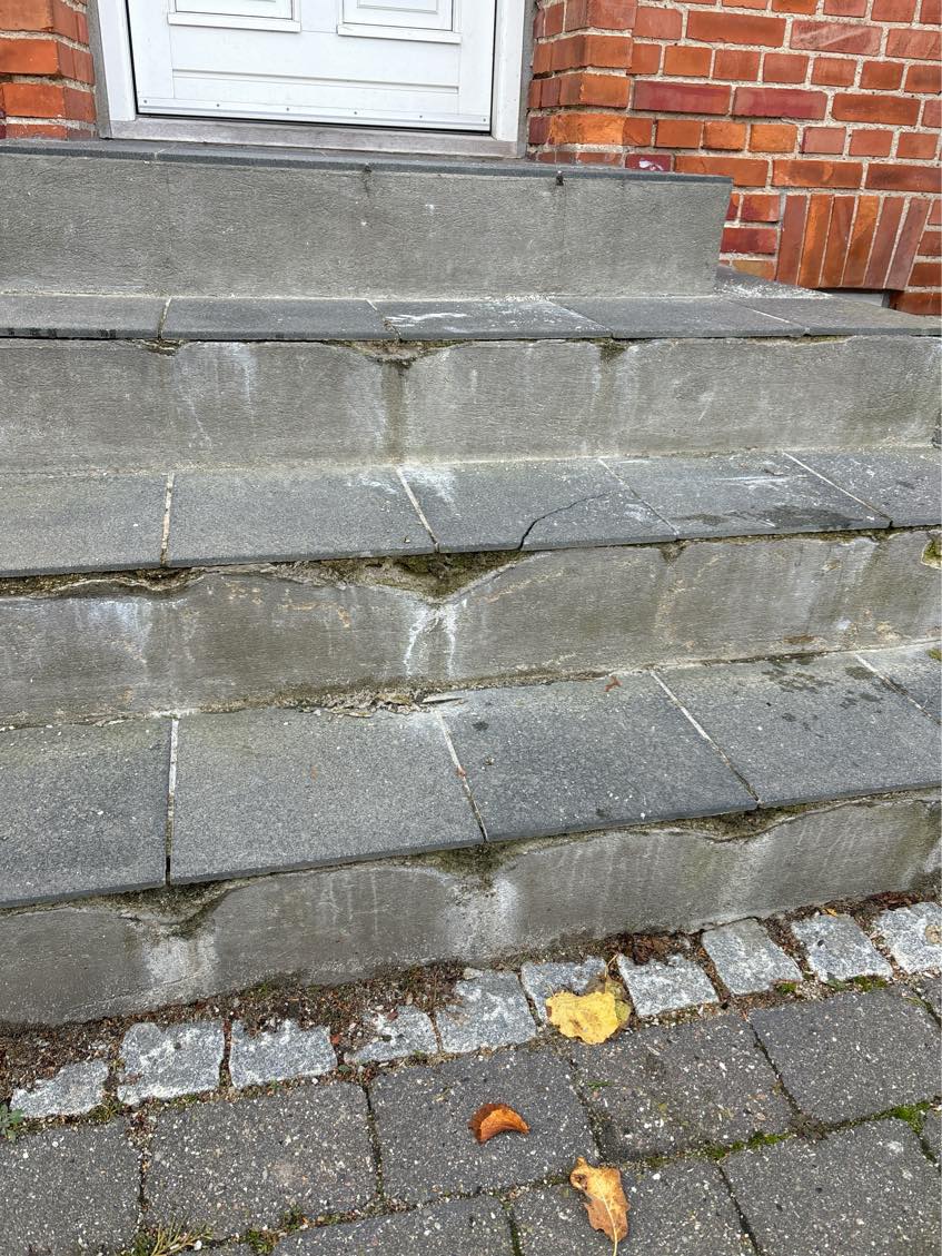 Reparation af muret trappe til hus