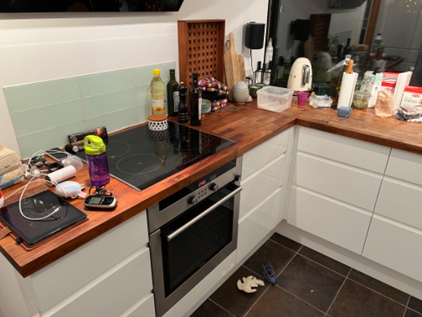 Nedslibning og lak på køkkenbordplade