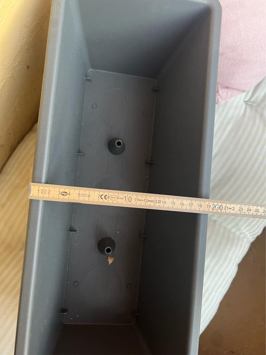 Finde og montere beslag til altankasse