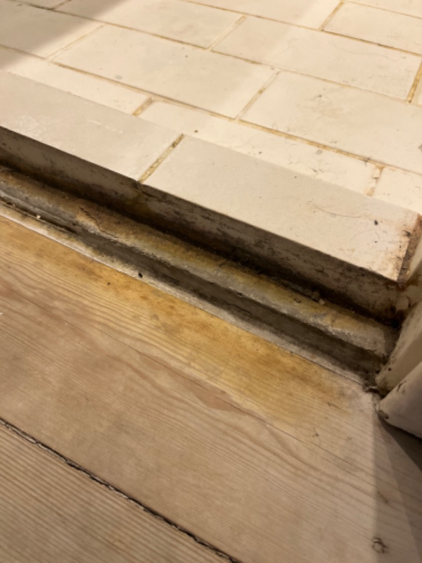 Opkandt/dørkant til badeværelse