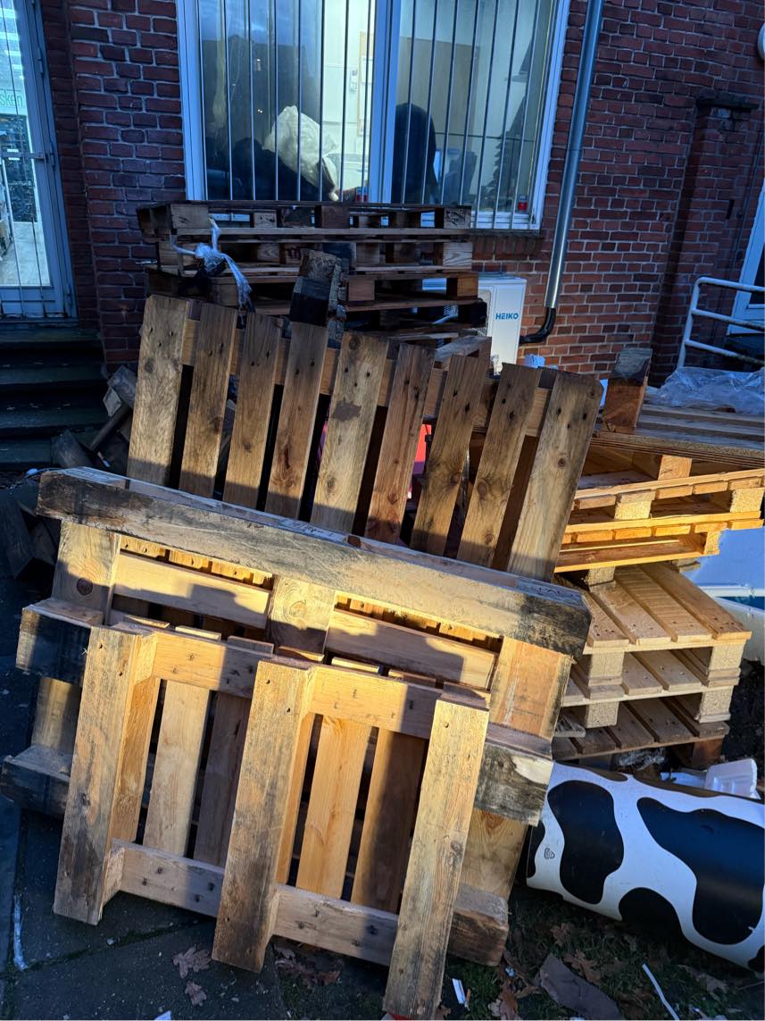 Fjerne 30 europaller plus 5-10 ting som skal på genbrugspladsen