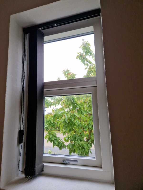 Opsætning af Ikea Trippevals gardiner, 5 stk. I ensartet murstensvæg.