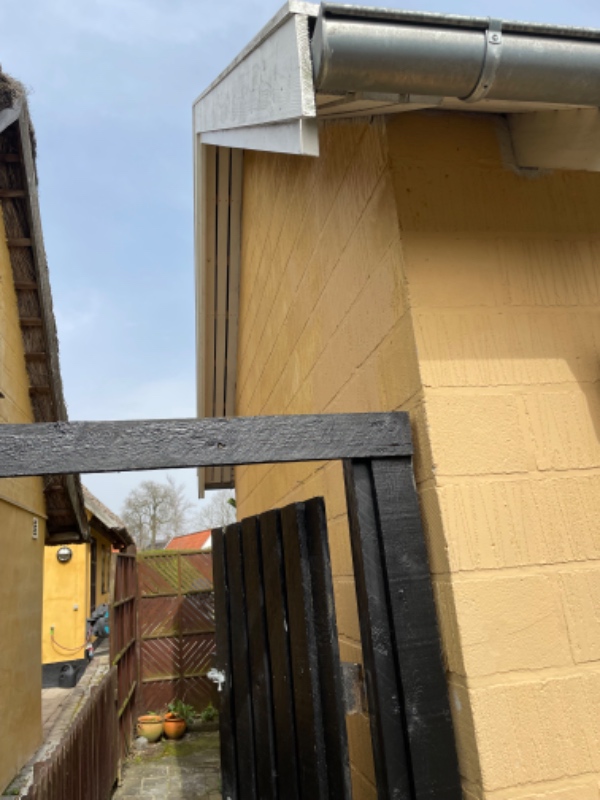Maling af topafslutning på tag