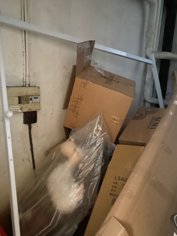 Køre ting på genbrugspladsen, samle tøjstativer og sætte ting op.