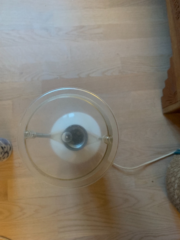 2 "antikke"  bordlamper - De har begge fatninger med omløbsring, der sidder løst. De skal strammes