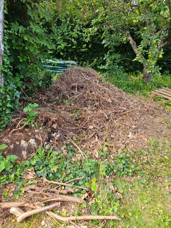 afhentning af jord med murbrokker og haveaffald