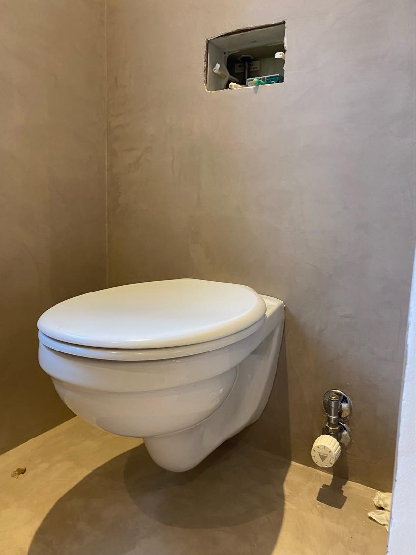 Utæt vægtoilet