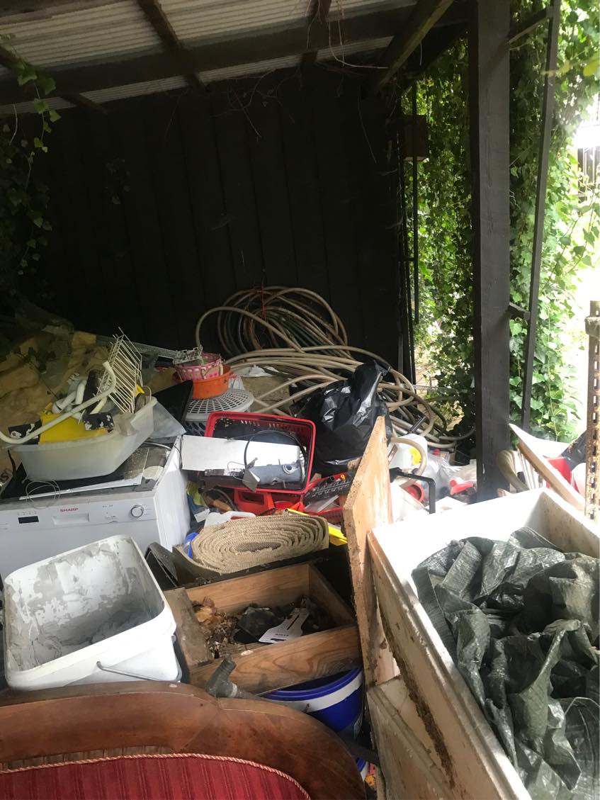 Fjernet affald fra carport