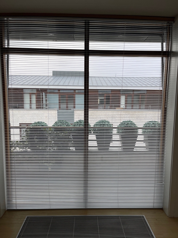 Nedtagning af persienne og stramning evt nye skruer i loftræet. Herefter genmontering af per