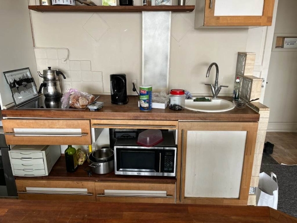 køkken bord og toilet skab