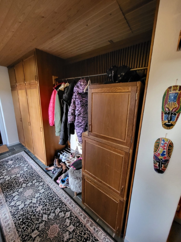 Sætte skab fast til væg