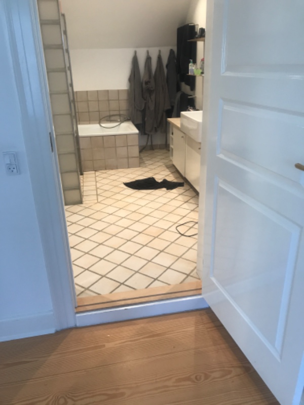 Flytte vaskemaskine en etage op i hus og igennem smal døråbning