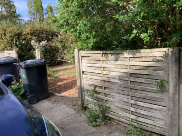 Nedtagning af gammelt hegn og opsætning af nyt