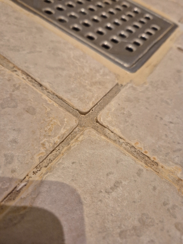 Fugning af fliser (gen-fugning af fliser)