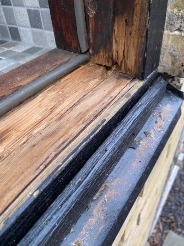 Rep. af træværk 2 vinduer og ny dør i kælder.