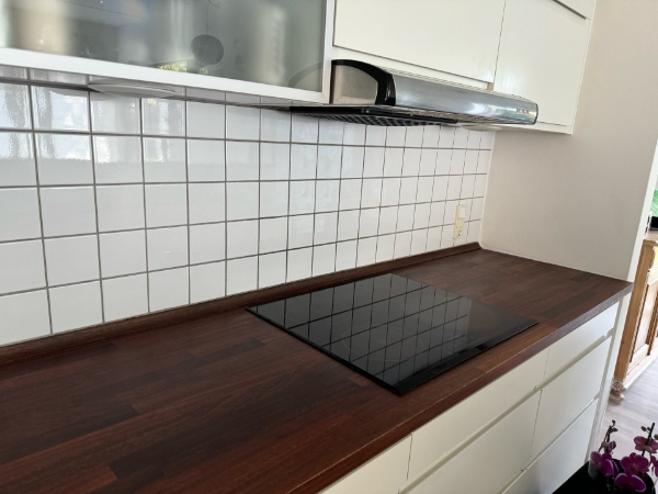 Slibning og oliering af køkkenbord og indkøb og montering af nyt toiletbræt