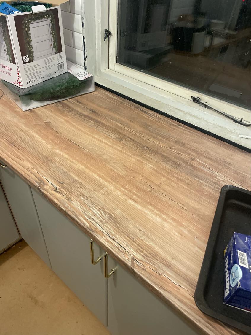 Udskæring til håndvask, samt montering af håndvask  og armatur