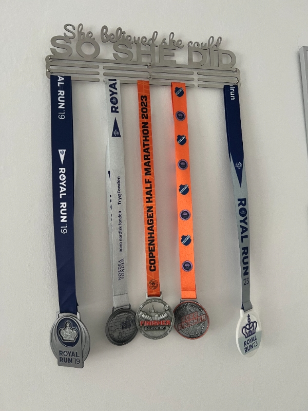 Hængning af maleri og medaljeholder