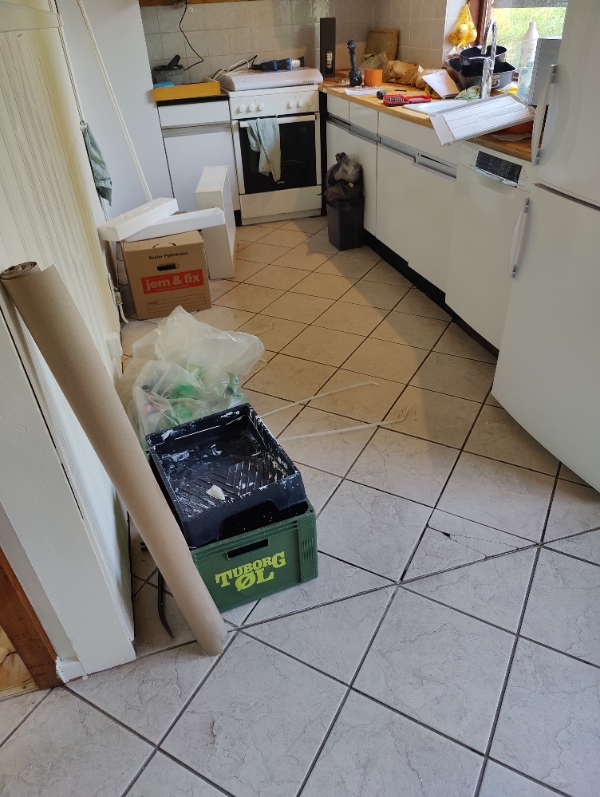 Opsætning af fodlister i lille køkken, opsætning af lamper, opsætning af vægskab